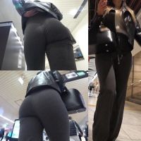 【デカ尻お姉さんの街歩き】☆左右に大移動する迫力満点の肉尻！